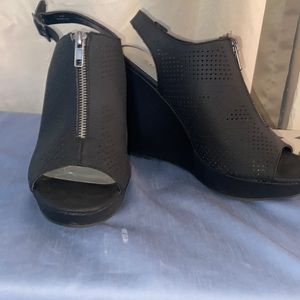 Andiamo peep toe wedge